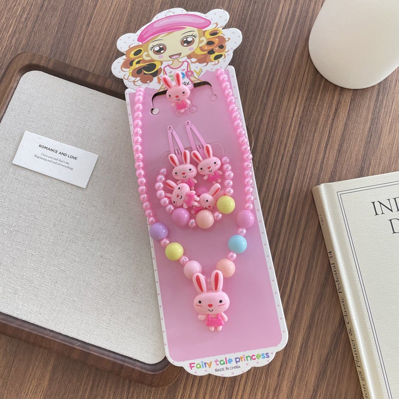 Vaikų juvelyrikos rinkinys – Animacinė princesė tema, dervos pakabukas, rutulinė grandinė 51–80 cm; Įtraukti žiedas, plaukų segtukas ir plaukų guma; Medžiagos: plastikas/derva