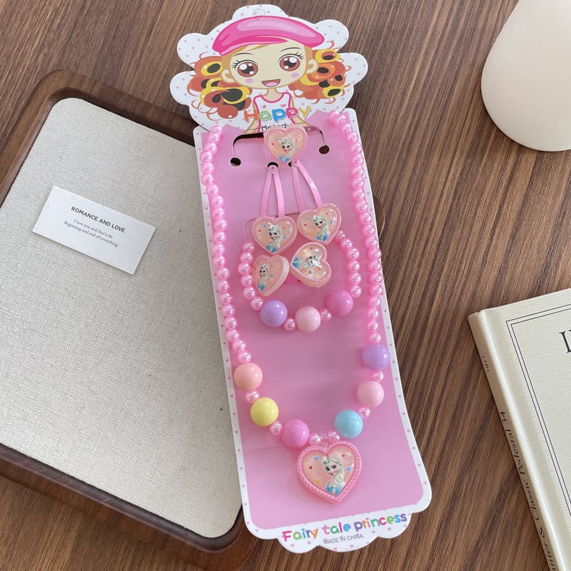 Vaikų juvelyrikos rinkinys – Animacinė princesė tema, dervos pakabukas, rutulinė grandinė 51–80 cm; Įtraukti žiedas, plaukų segtukas ir plaukų guma; Medžiagos: plastikas/derva