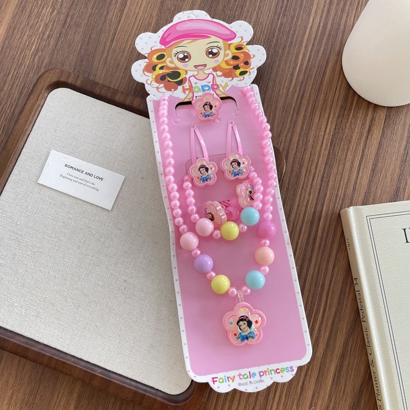 Vaikų juvelyrikos rinkinys – Animacinė princesė tema, dervos pakabukas, rutulinė grandinė 51–80 cm; Įtraukti žiedas, plaukų segtukas ir plaukų guma; Medžiagos: plastikas/derva