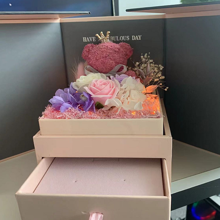 Подаръчна кутия с вечни цветя, мечка от рози и бижутерна кутия с двойни врати (Материал: вечни цветя; Вид: рози; Марка: Runye; Опаковка: подаръчна кутия)