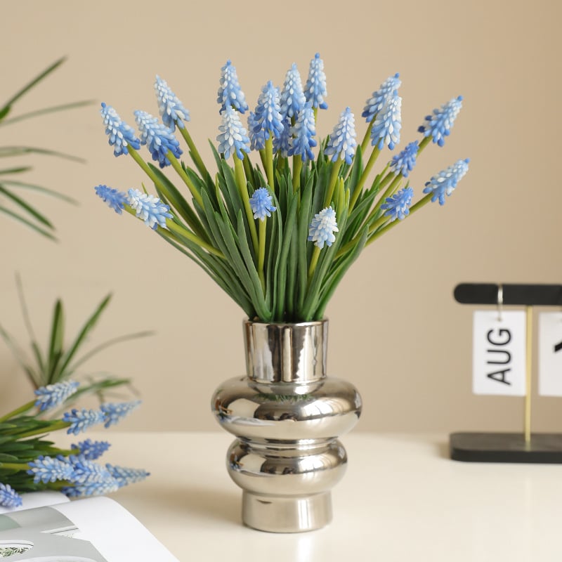 Hat csokor művirágok készlet: grape hyacinth és delphinium, műanyag anyag; esküvőre, otthoni dekorációhoz és fotórekvizitekt címekhez.