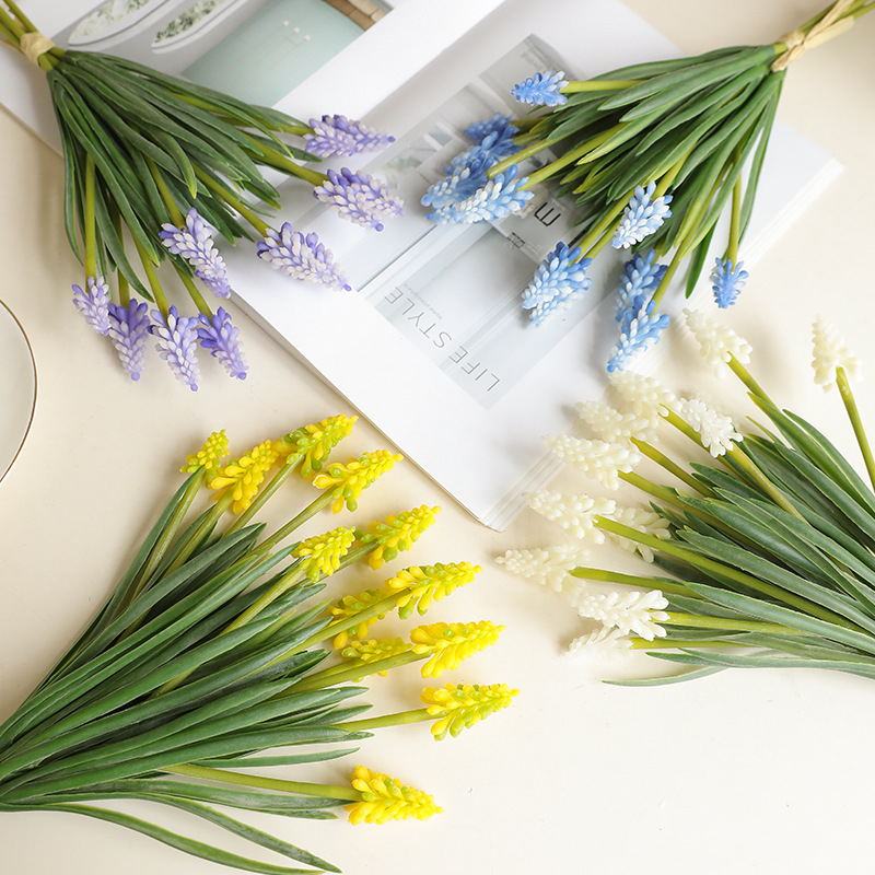 Hat csokor művirágok készlet: grape hyacinth és delphinium, műanyag anyag; esküvőre, otthoni dekorációhoz és fotórekvizitekt címekhez.