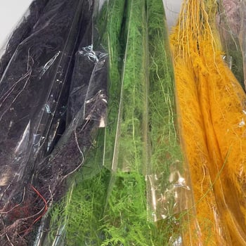 Aranjament decorativ din flori uscate într-o sticlă plutitoare – Material: Eternal Flower; Brand: Famous Craftsman; Varietate: Trandafir; Cadou gata de oferit