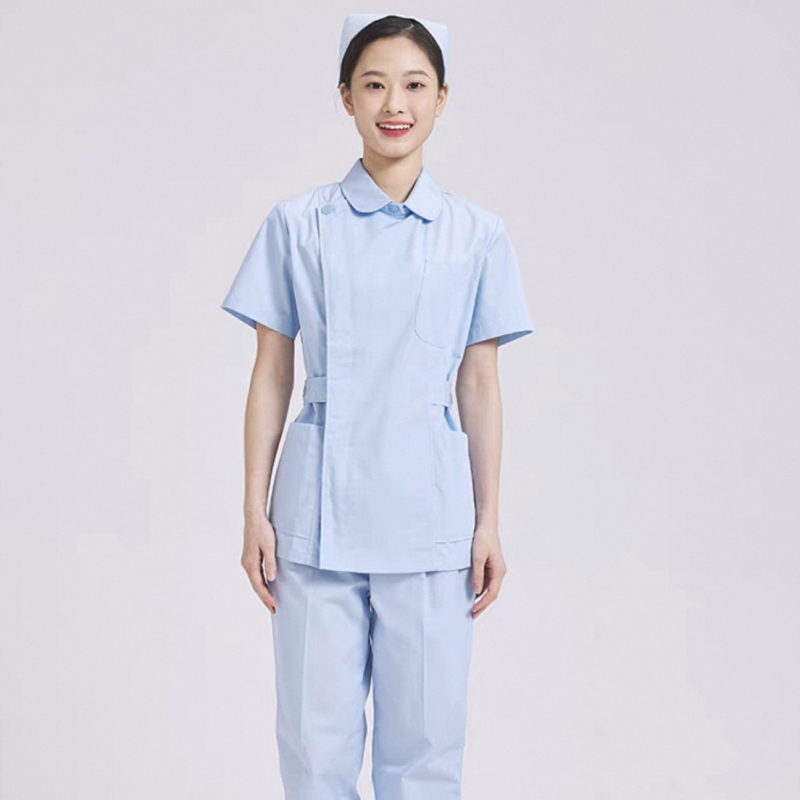 Zdravotná sestra dvojdielna uniforma – Horný diel a nohavice, krátke rukávy, okrúhly výstrih, odvádza vlhkosť bavlna-polyester (Bavlna 30–50%, Polyester 50–70%; Normálna dĺžka)