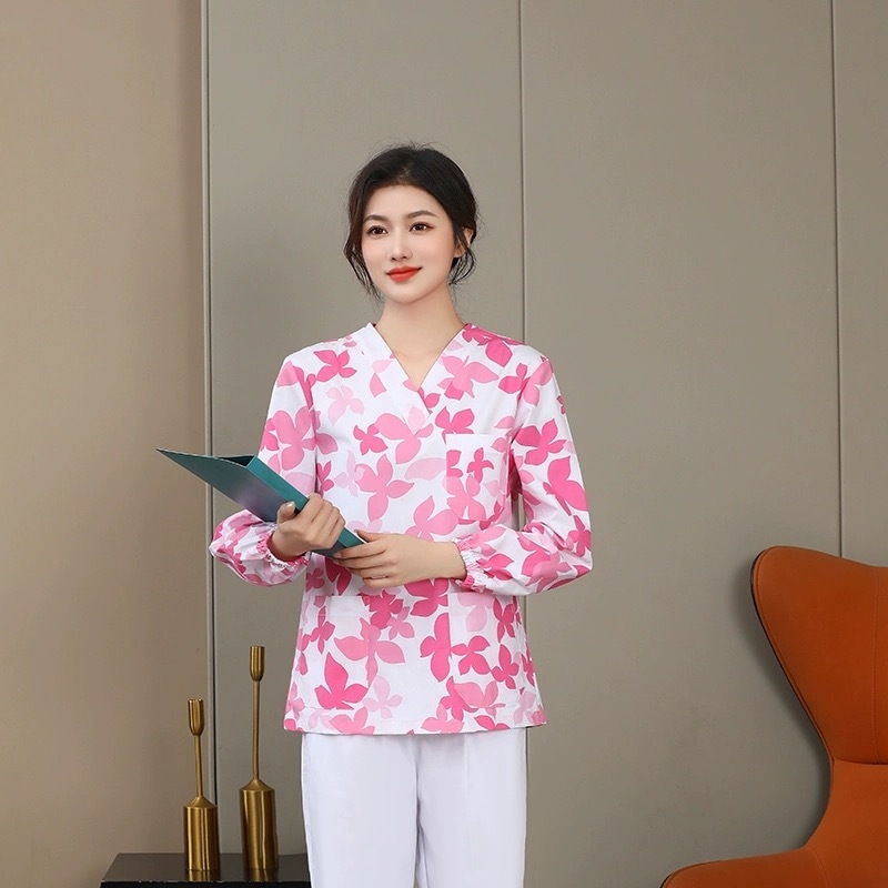 Uniformă florală de îngrijire medicală, set din două piese cu mâneci lungi, sacou cu decolteu în V și pantaloni cu șnur elastic, țesătură poliester-cotton, absorbție umidă, pentru spitale și clinici