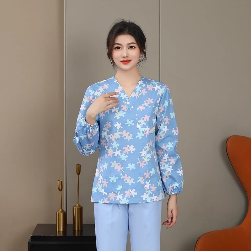 Uniformă florală de îngrijire medicală, set din două piese cu mâneci lungi, sacou cu decolteu în V și pantaloni cu șnur elastic, țesătură poliester-cotton, absorbție umidă, pentru spitale și clinici