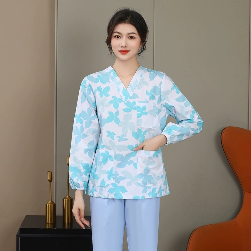 Uniformă florală de îngrijire medicală, set din două piese cu mâneci lungi, sacou cu decolteu în V și pantaloni cu șnur elastic, țesătură poliester-cotton, absorbție umidă, pentru spitale și clinici