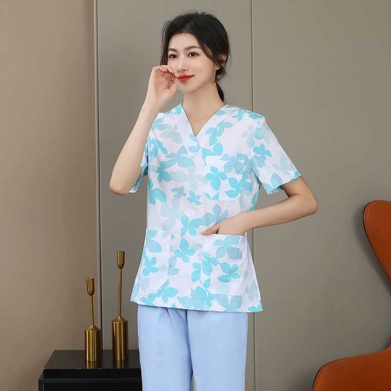 Uniformă florală de îngrijire medicală, set din două piese cu mâneci lungi, sacou cu decolteu în V și pantaloni cu șnur elastic, țesătură poliester-cotton, absorbție umidă, pentru spitale și clinici