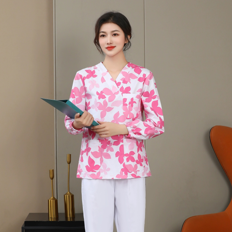 Uniformă florală de îngrijire medicală, set din două piese cu mâneci lungi, sacou cu decolteu în V și pantaloni cu șnur elastic, țesătură poliester-cotton, absorbție umidă, pentru spitale și clinici