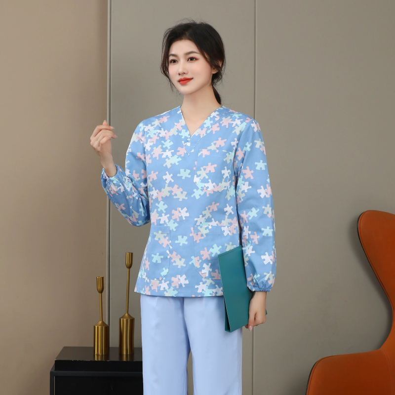 Uniformă florală de îngrijire medicală, set din două piese cu mâneci lungi, sacou cu decolteu în V și pantaloni cu șnur elastic, țesătură poliester-cotton, absorbție umidă, pentru spitale și clinici