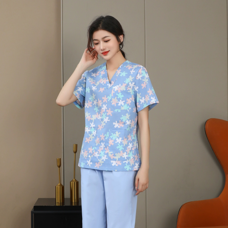 Uniformă florală de îngrijire medicală, set din două piese cu mâneci lungi, sacou cu decolteu în V și pantaloni cu șnur elastic, țesătură poliester-cotton, absorbție umidă, pentru spitale și clinici