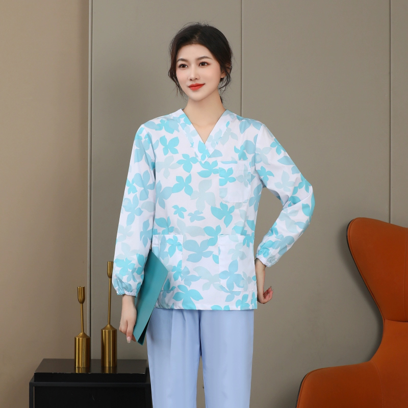 Uniformă florală de îngrijire medicală, set din două piese cu mâneci lungi, sacou cu decolteu în V și pantaloni cu șnur elastic, țesătură poliester-cotton, absorbție umidă, pentru spitale și clinici