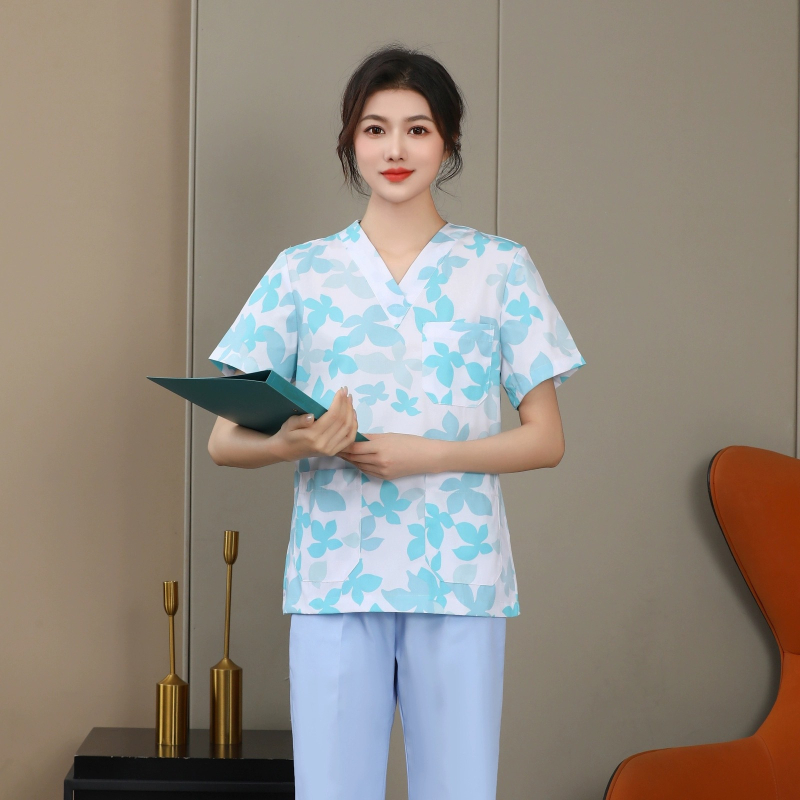 Uniformă florală de îngrijire medicală, set din două piese cu mâneci lungi, sacou cu decolteu în V și pantaloni cu șnur elastic, țesătură poliester-cotton, absorbție umidă, pentru spitale și clinici