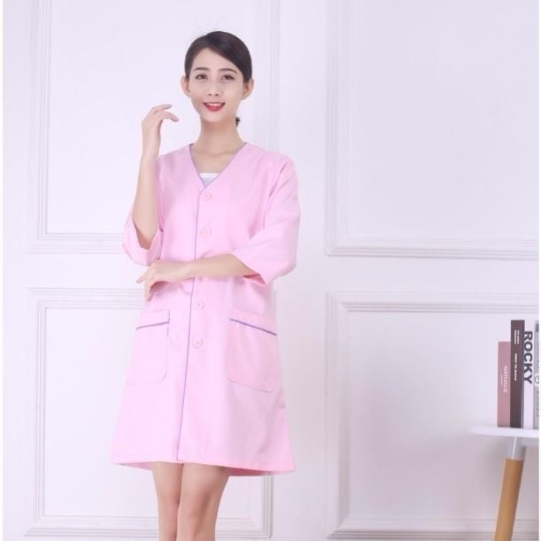 Uniszex koreai stílusú szépségszalon köntös, V-nyak, félhosszú ujjú, laza szabás, poliészter, olajálló és szennyeződésálló, bőrápolás és tetoválószalon számára