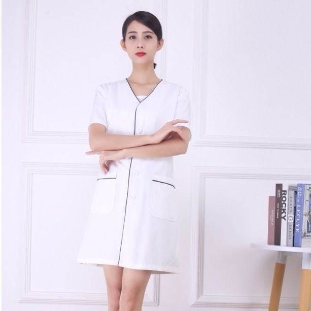 Uniszex koreai stílusú szépségszalon köntös, V-nyak, félhosszú ujjú, laza szabás, poliészter, olajálló és szennyeződésálló, bőrápolás és tetoválószalon számára