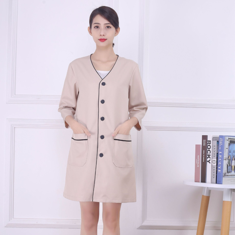 Uniszex koreai stílusú szépségszalon köntös, V-nyak, félhosszú ujjú, laza szabás, poliészter, olajálló és szennyeződésálló, bőrápolás és tetoválószalon számára