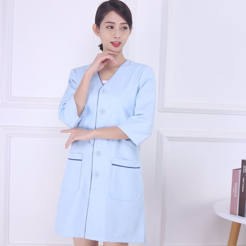 Uniszex koreai stílusú szépségszalon köntös, V-nyak, félhosszú ujjú, laza szabás, poliészter, olajálló és szennyeződésálló, bőrápolás és tetoválószalon számára