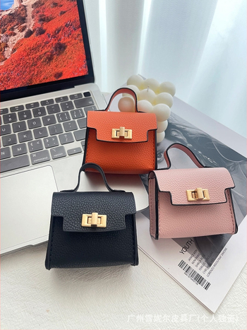 Nothing PU mini pakabinama rankinė – itin lengva, miesto paprastumas