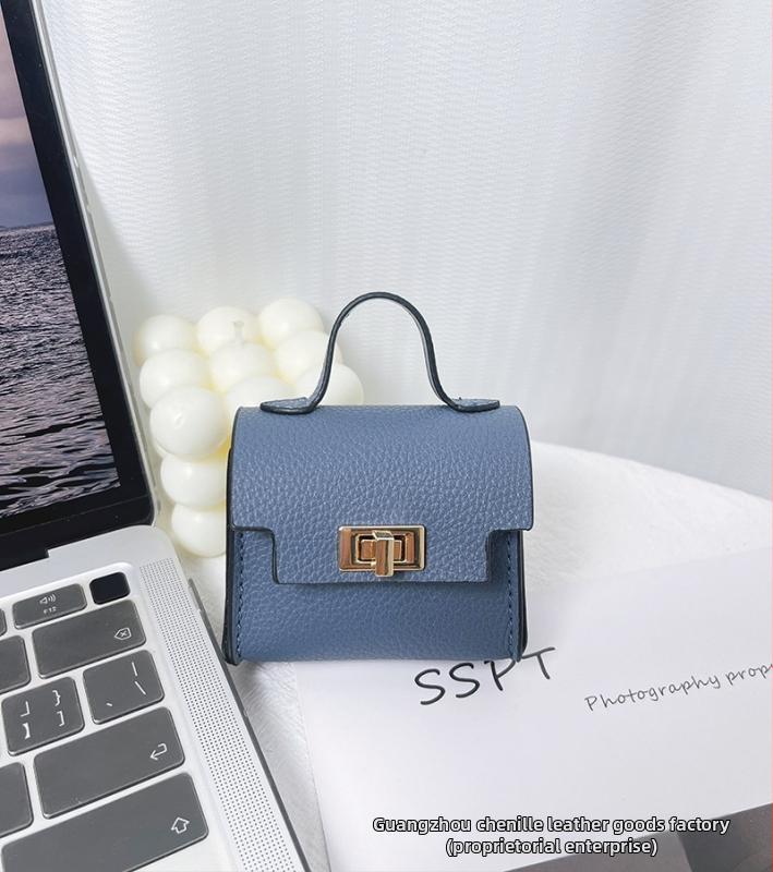 Nothing PU mini pakabinama rankinė – itin lengva, miesto paprastumas