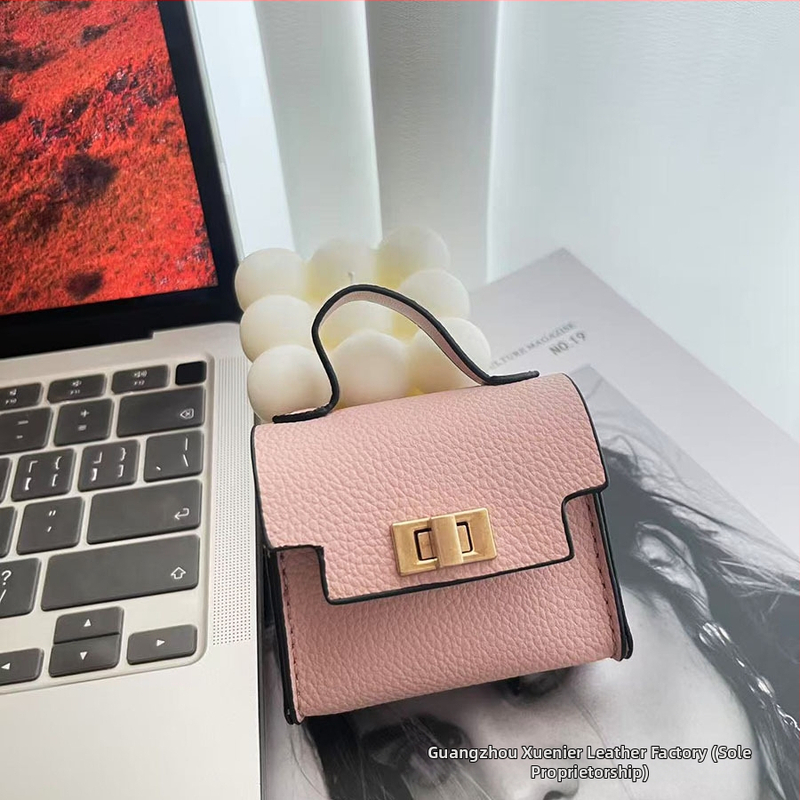 Nothing PU mini pakabinama rankinė – itin lengva, miesto paprastumas