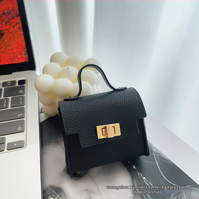 Nothing PU mini pakabinama rankinė – itin lengva, miesto paprastumas