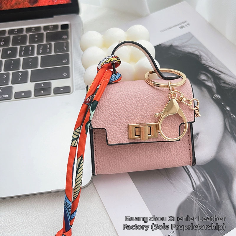 Nothing PU mini pakabinama rankinė – itin lengva, miesto paprastumas