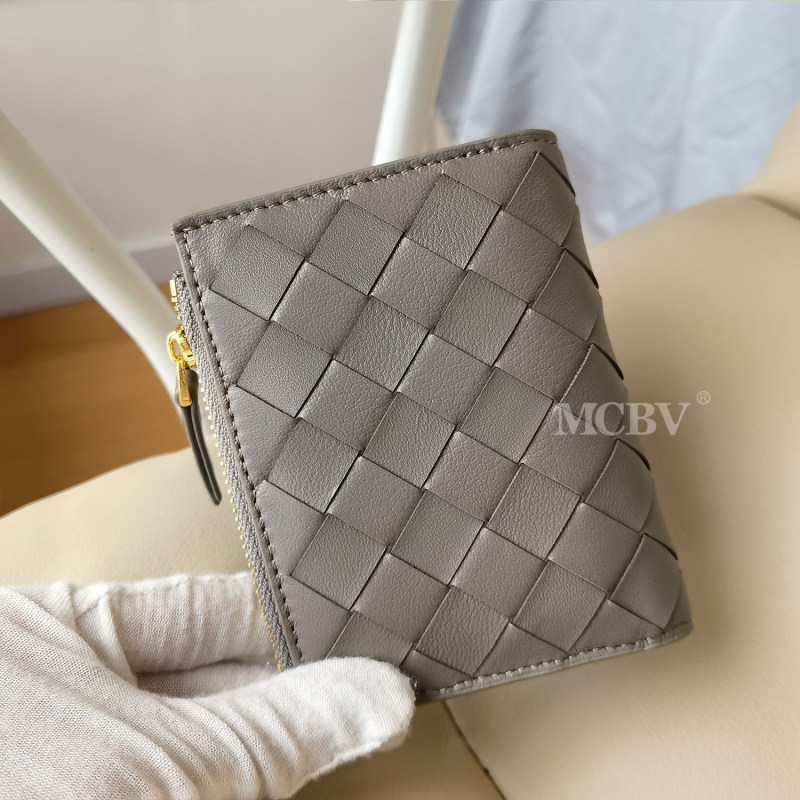 MCBV Δερμάτινο κοντό πορτοφόλι με υφαντό από προβατίνα, φερμουάρ, θήκη για κάρτες και κέρματα, αστικός μινιμαλισμός, μονόχρωμο σχέδιο