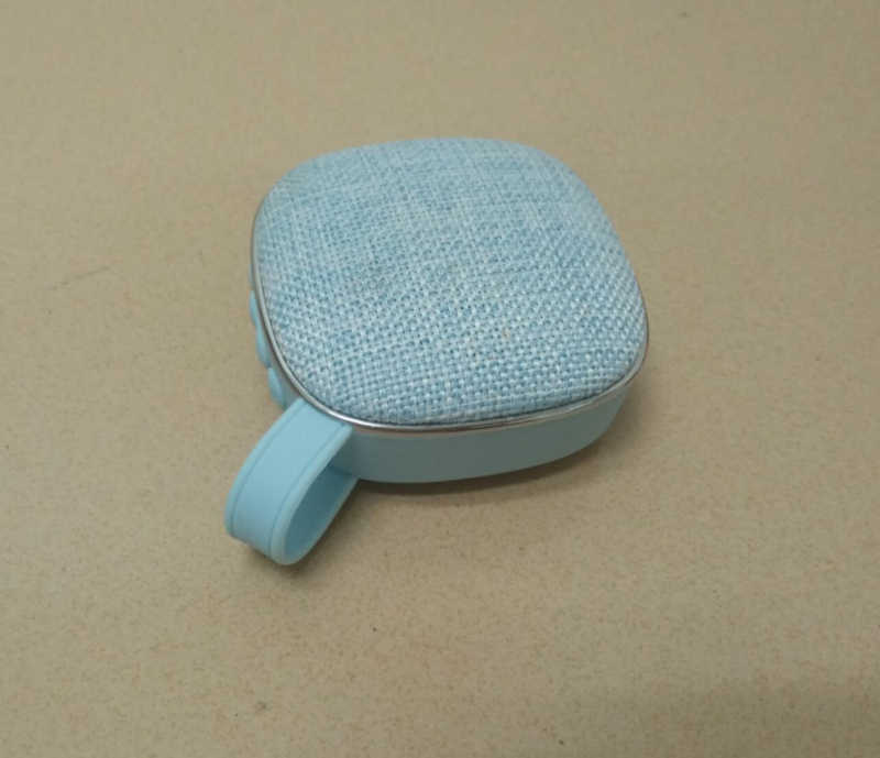 Prenosný Bluetooth reproduktor s MP3 prehrávačom a hands-free volaniami, výstup 3W, vstavaná batéria 400 mAh, frekvenčný rozsah 100 Hz–20 kHz, dosah 10 m