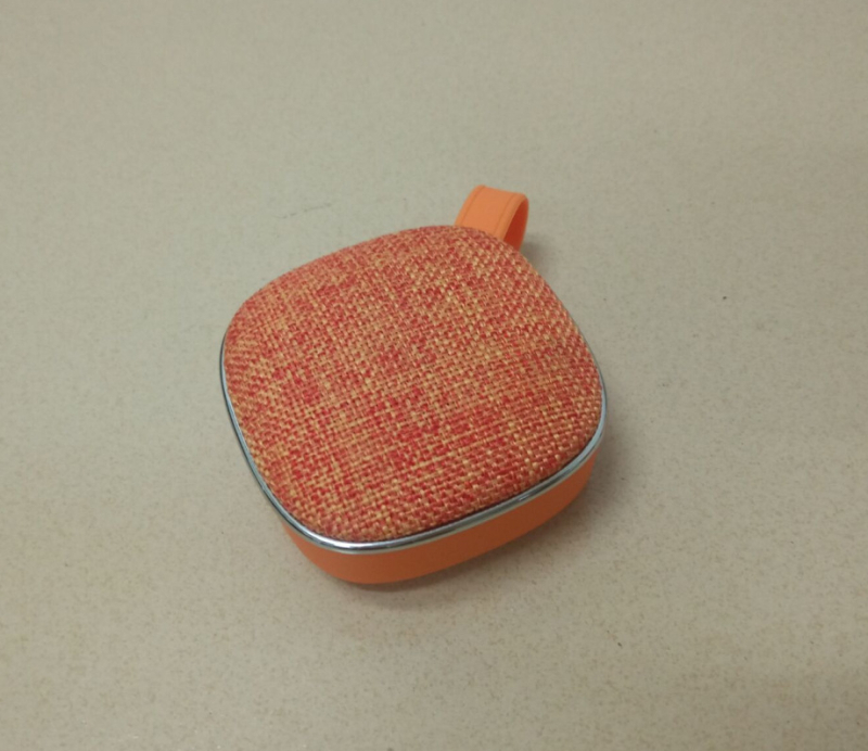 Prenosný Bluetooth reproduktor s MP3 prehrávačom a hands-free volaniami, výstup 3W, vstavaná batéria 400 mAh, frekvenčný rozsah 100 Hz–20 kHz, dosah 10 m