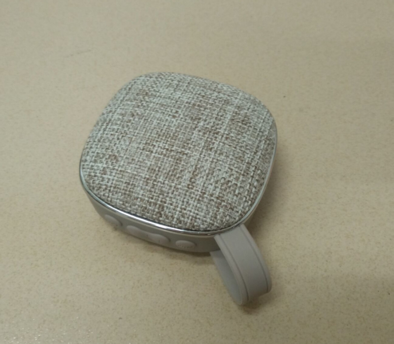 Prenosný Bluetooth reproduktor s MP3 prehrávačom a hands-free volaniami, výstup 3W, vstavaná batéria 400 mAh, frekvenčný rozsah 100 Hz–20 kHz, dosah 10 m