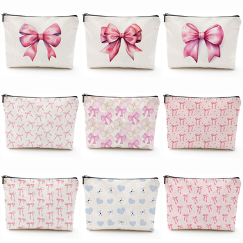 Козметична чанта с принт на панделка, водоустойчива и преносима, полиестерен външен материал и полиестерна подплата.