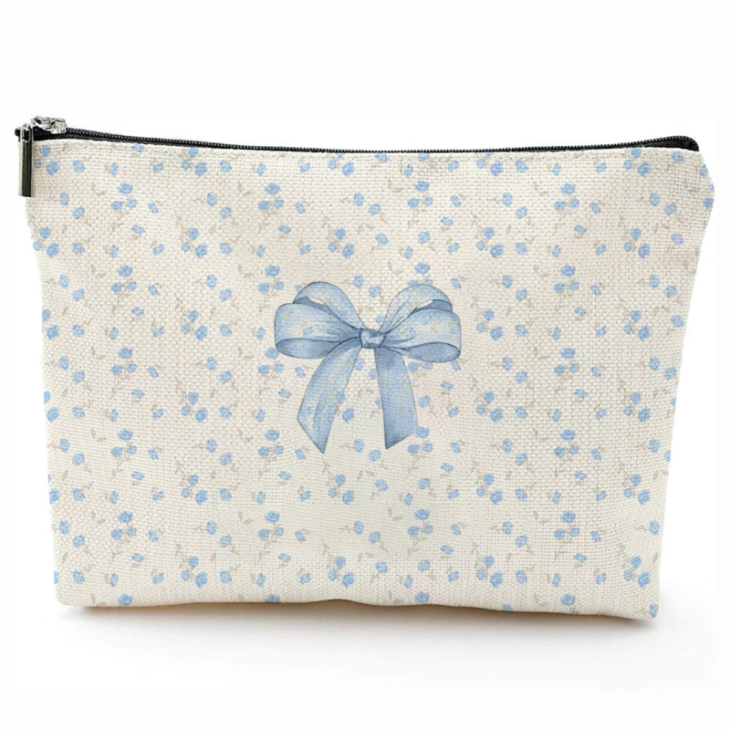 Козметична чанта с принт на панделка, водоустойчива и преносима, полиестерен външен материал и полиестерна подплата.