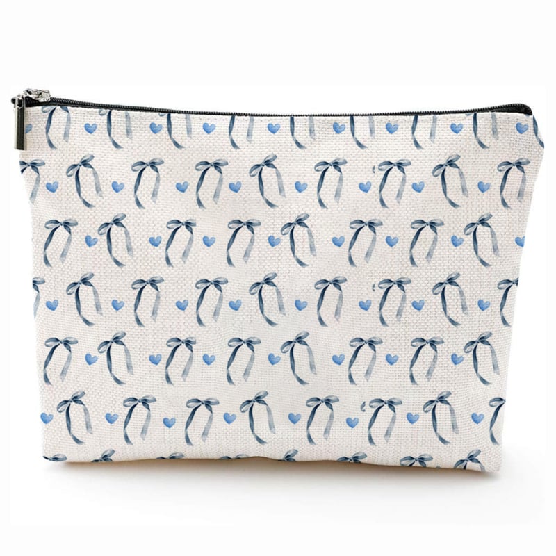 Козметична чанта с принт на панделка, водоустойчива и преносима, полиестерен външен материал и полиестерна подплата.
