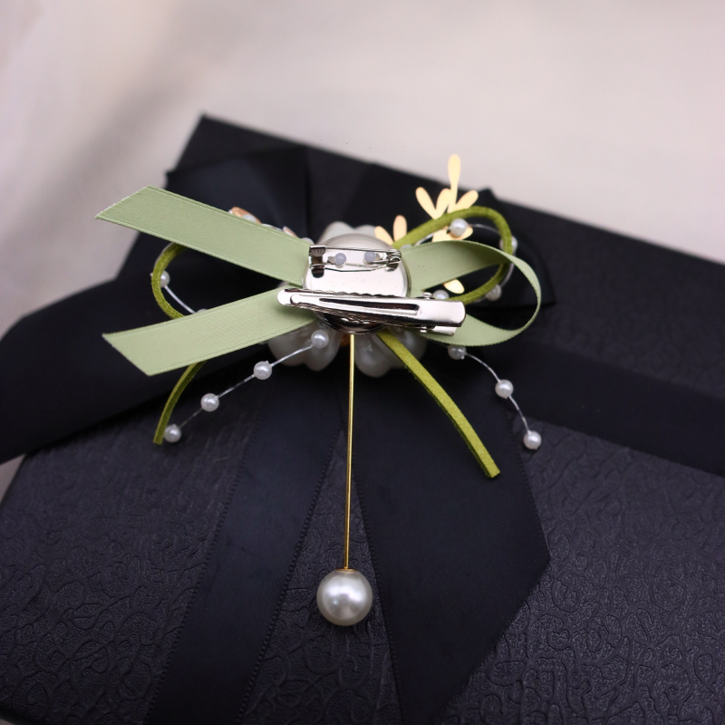 Esküvői gomblyuk- és csuklós virág, kézzel készített szalagból, japán stílus, 1 darab