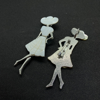 LILDBZ Brošňa z prírodného kameňa s gravírovaným mušľovým motívom baleríny