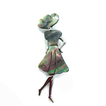 LILDBZ Brošňa z prírodného kameňa s gravírovaným mušľovým motívom baleríny