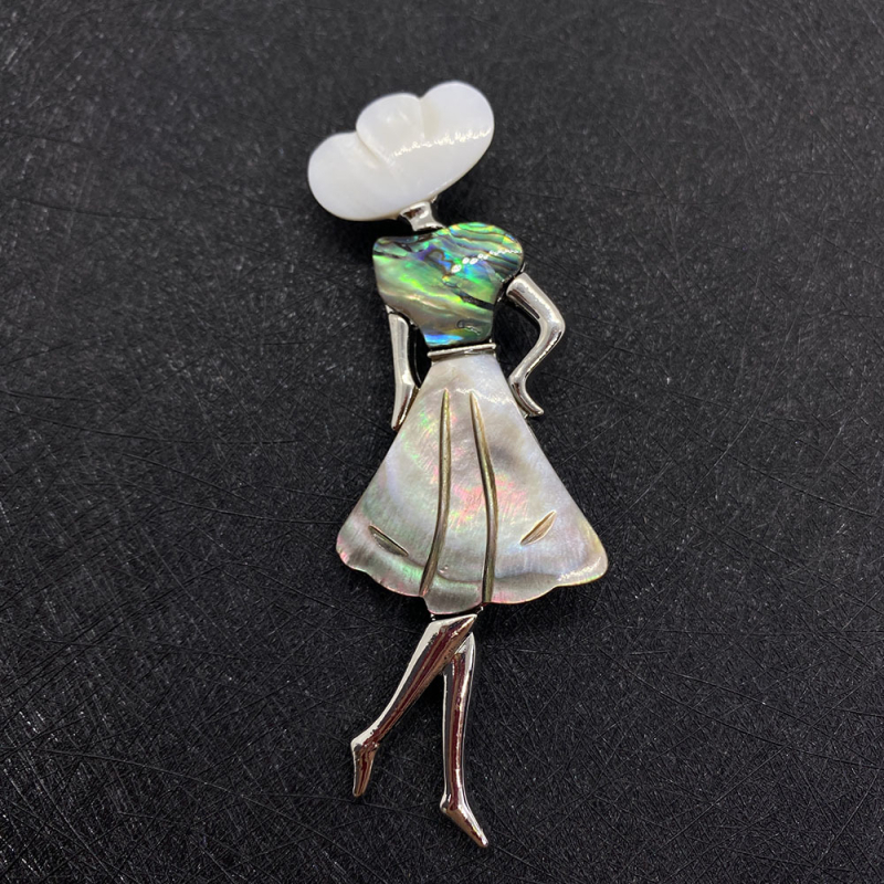 LILDBZ Brošňa z prírodného kameňa s gravírovaným mušľovým motívom baleríny