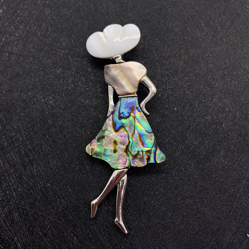 LILDBZ Brošňa z prírodného kameňa s gravírovaným mušľovým motívom baleríny