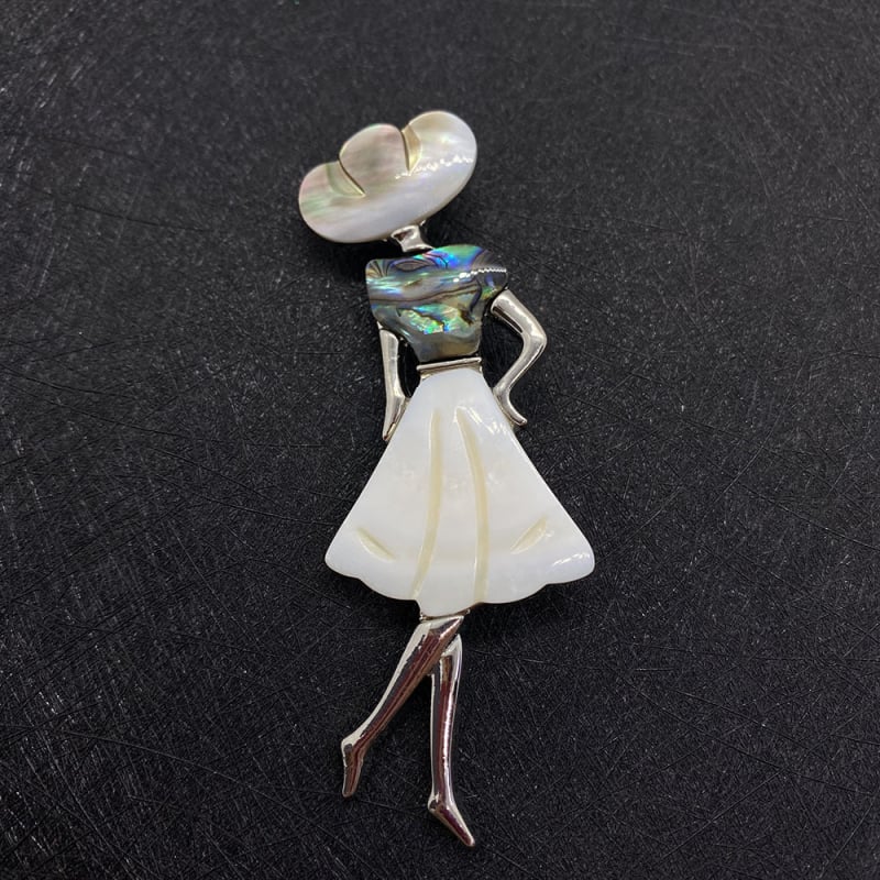 LILDBZ Brošňa z prírodného kameňa s gravírovaným mušľovým motívom baleríny