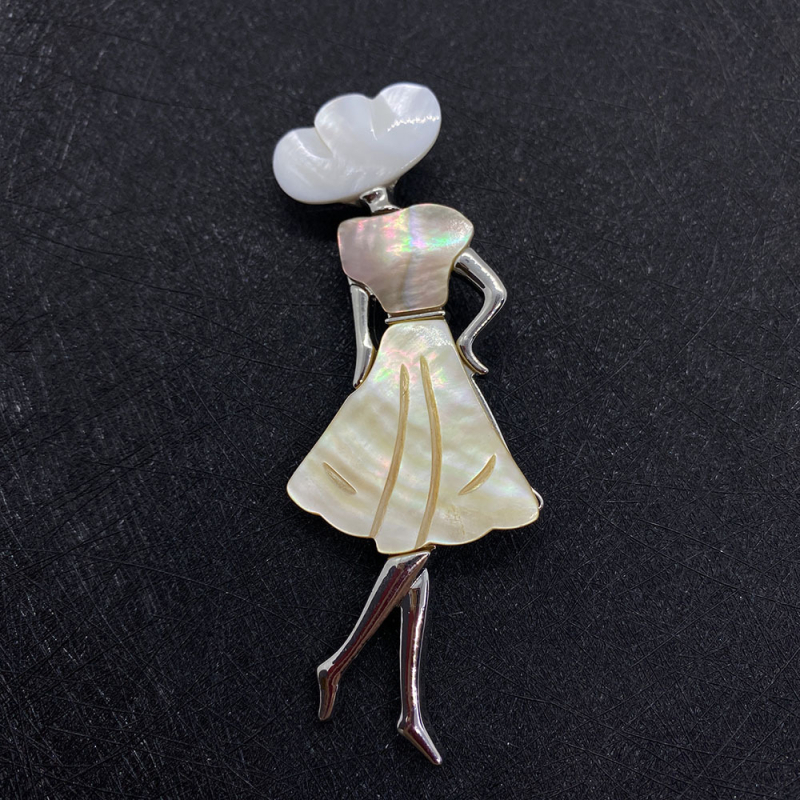 LILDBZ Brošňa z prírodného kameňa s gravírovaným mušľovým motívom baleríny