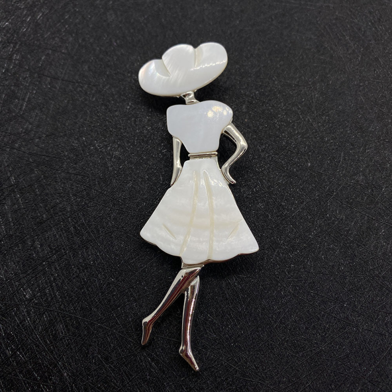 LILDBZ Brošňa z prírodného kameňa s gravírovaným mušľovým motívom baleríny