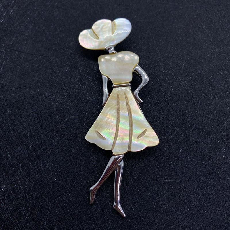 LILDBZ Brošňa z prírodného kameňa s gravírovaným mušľovým motívom baleríny