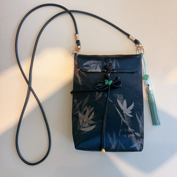 Crossbody telefontáska, hímzett selyemből, irodalmi-nemzeti stílussal, kis négyzetes, őszi 2024