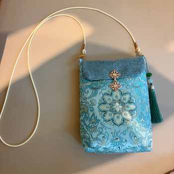 Crossbody telefontáska, hímzett selyemből, irodalmi-nemzeti stílussal, kis négyzetes, őszi 2024