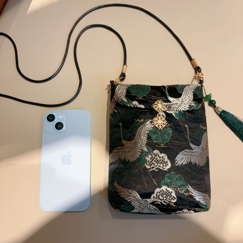 Crossbody telefontáska, hímzett selyemből, irodalmi-nemzeti stílussal, kis négyzetes, őszi 2024