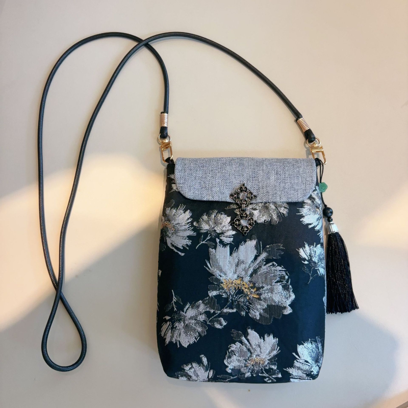 Crossbody telefontáska, hímzett selyemből, irodalmi-nemzeti stílussal, kis négyzetes, őszi 2024