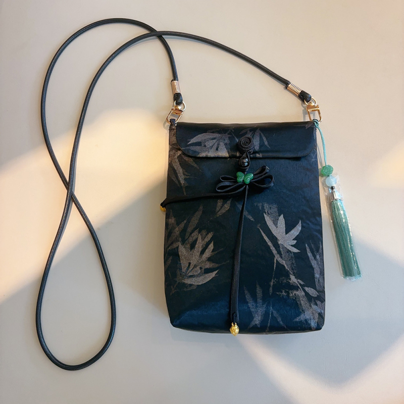 Crossbody telefontáska, hímzett selyemből, irodalmi-nemzeti stílussal, kis négyzetes, őszi 2024