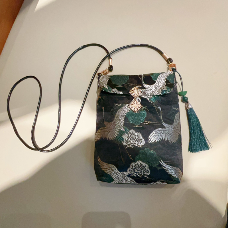 Crossbody telefontáska, hímzett selyemből, irodalmi-nemzeti stílussal, kis négyzetes, őszi 2024