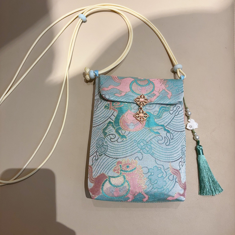 Crossbody telefontáska, hímzett selyemből, irodalmi-nemzeti stílussal, kis négyzetes, őszi 2024