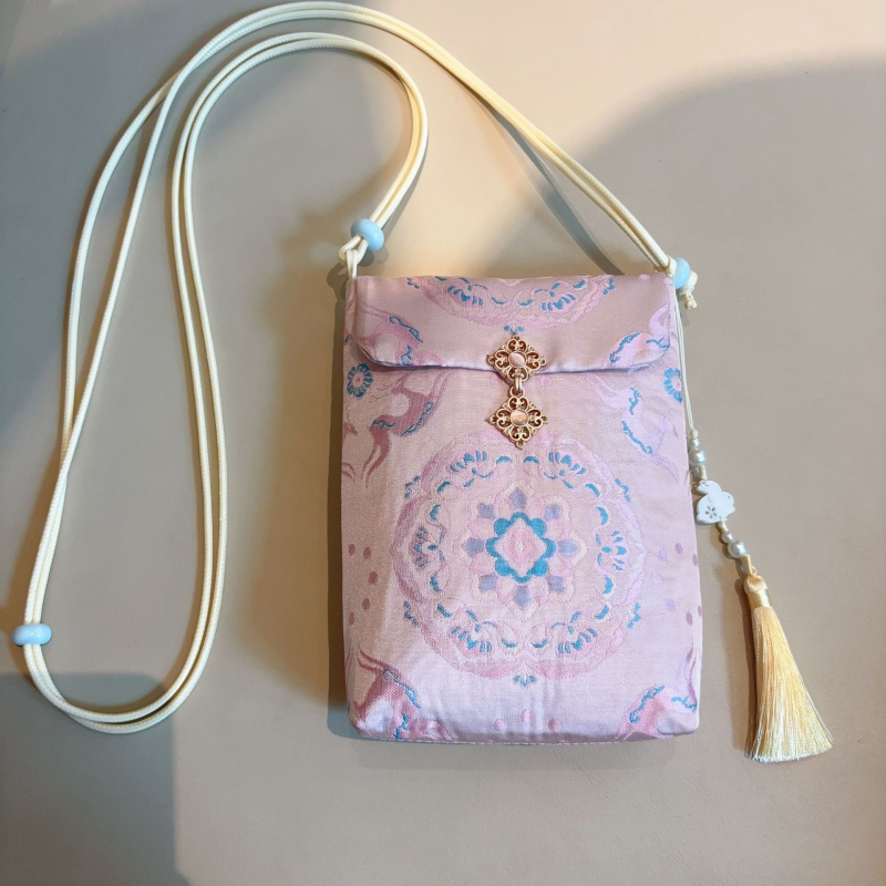 Crossbody telefontáska, hímzett selyemből, irodalmi-nemzeti stílussal, kis négyzetes, őszi 2024